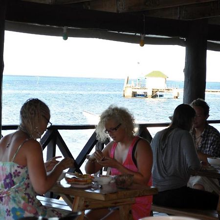 Ratu Kini Backpackers And Dive Resort Mana Buitenkant foto