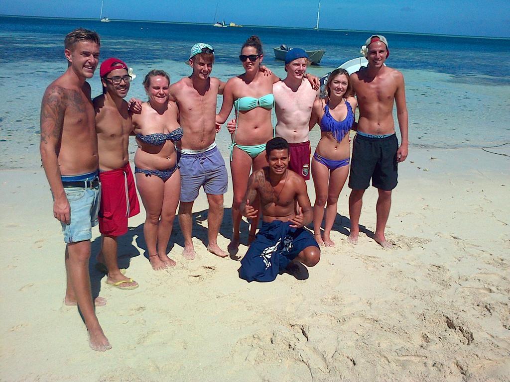 Ratu Kini Backpackers And Dive Resort Mana Buitenkant foto