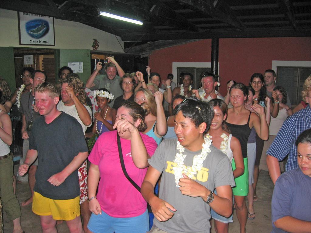 Ratu Kini Backpackers And Dive Resort Mana Buitenkant foto