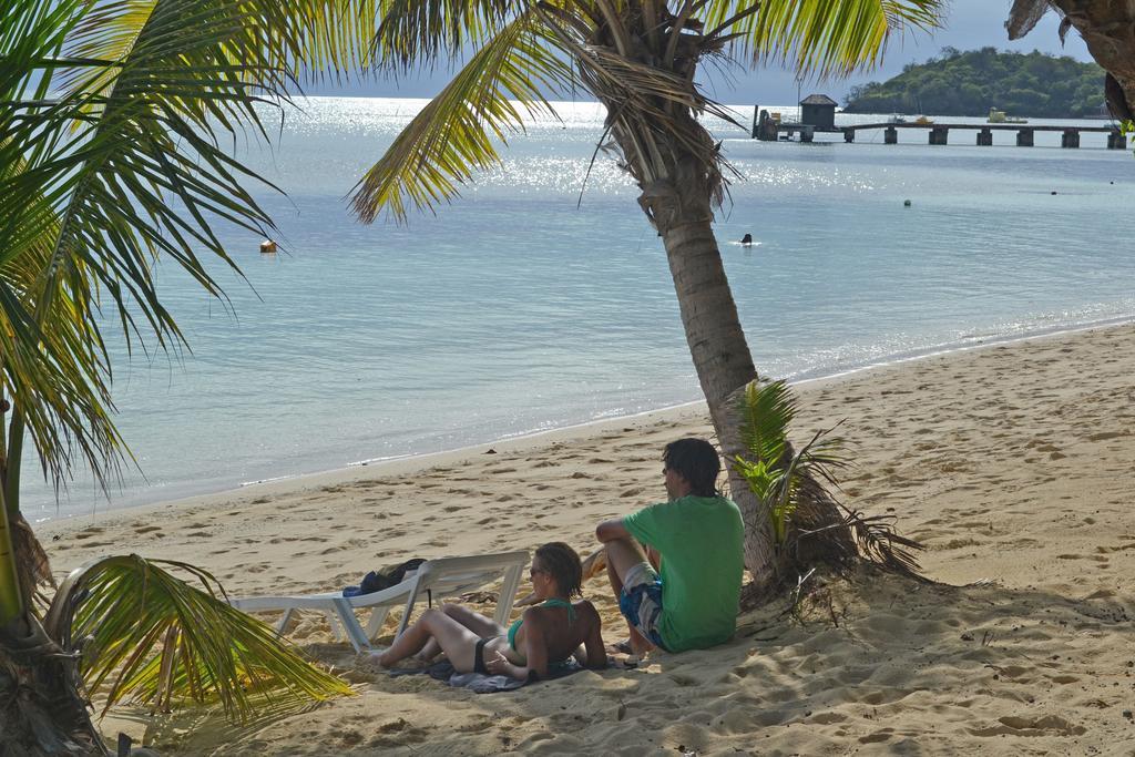 Ratu Kini Backpackers And Dive Resort Mana Buitenkant foto