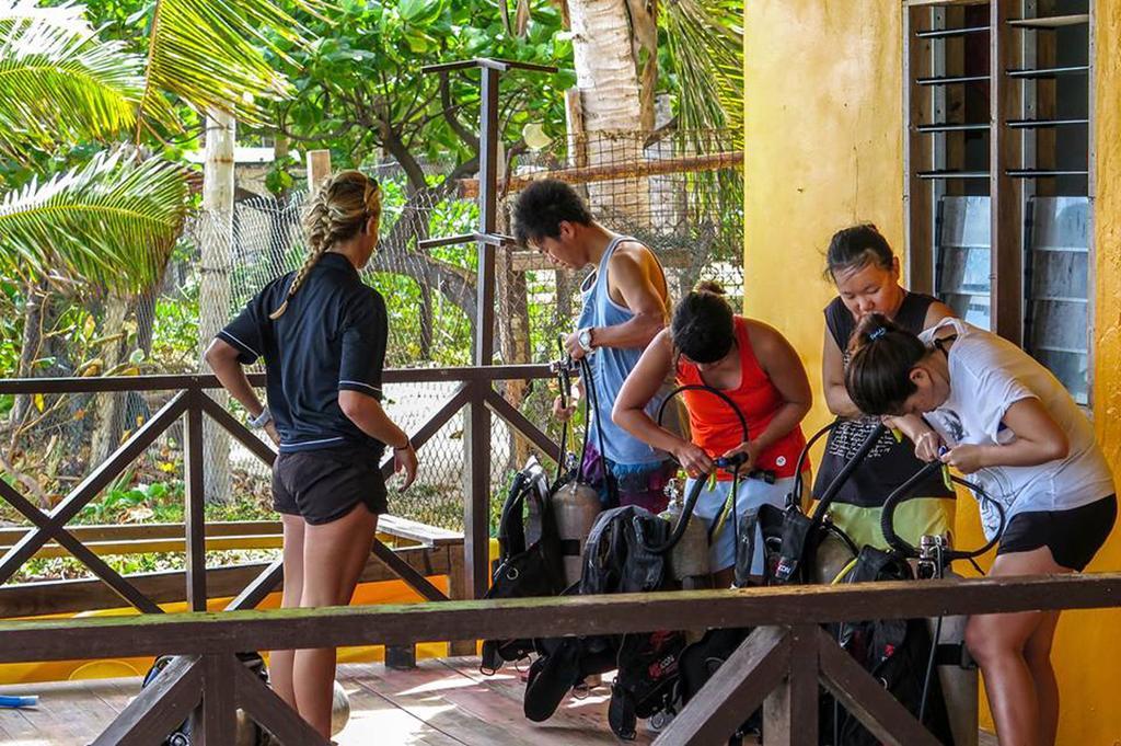 Ratu Kini Backpackers And Dive Resort Mana Buitenkant foto