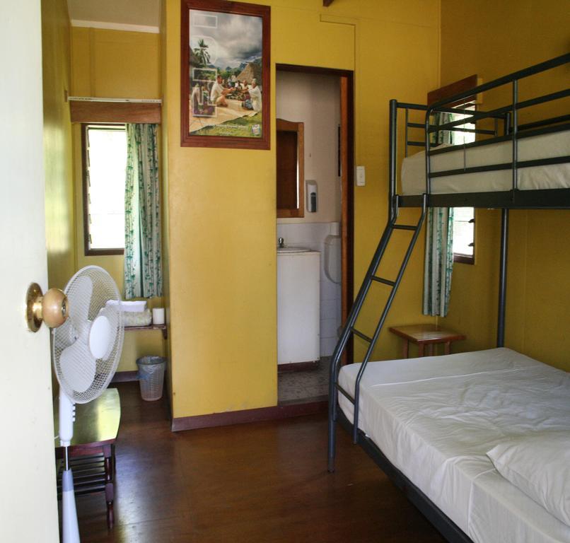 Ratu Kini Backpackers And Dive Resort Mana Buitenkant foto