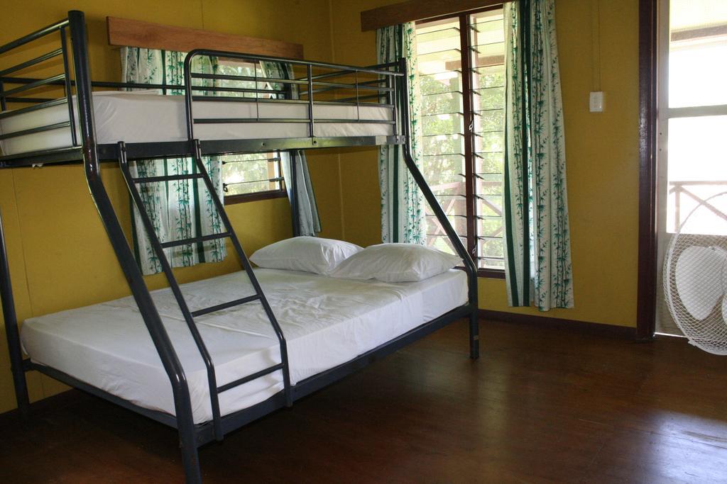 Ratu Kini Backpackers And Dive Resort Mana Buitenkant foto
