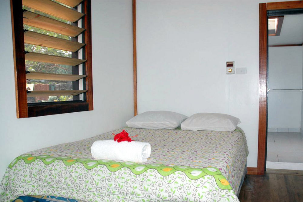 Ratu Kini Backpackers And Dive Resort Mana Buitenkant foto