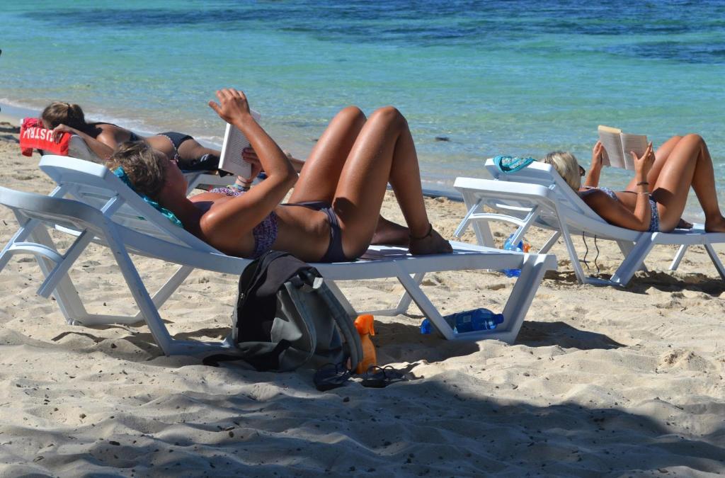 Ratu Kini Backpackers And Dive Resort Mana Buitenkant foto