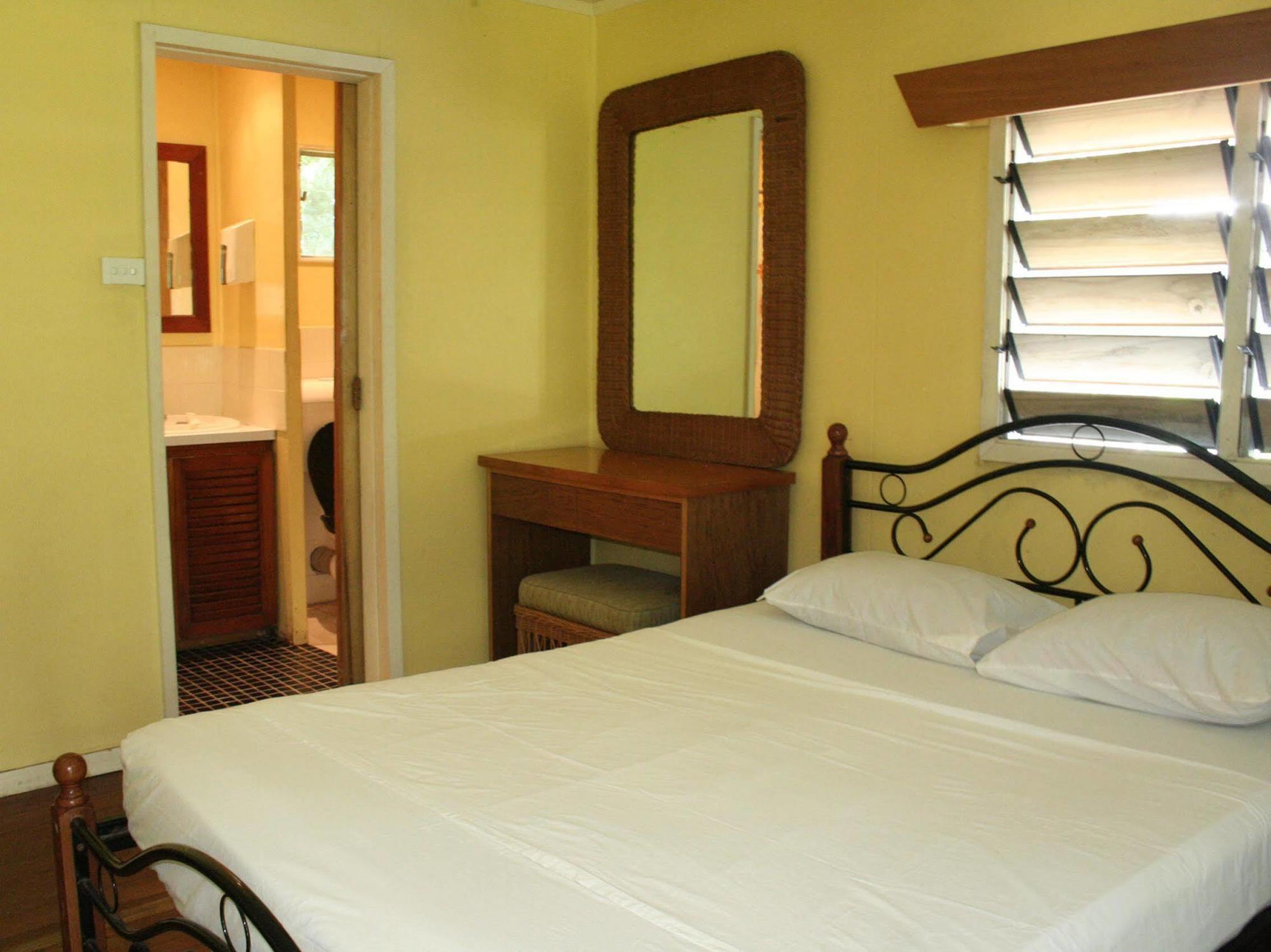 Ratu Kini Backpackers And Dive Resort Mana Buitenkant foto