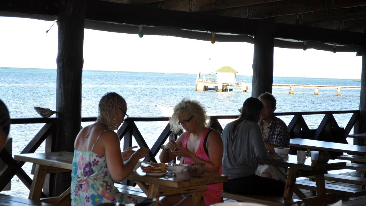 Ratu Kini Backpackers And Dive Resort Mana Buitenkant foto